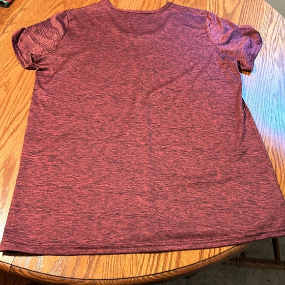 Tee shirt. Maroon with black specks. Size L. - Picture 4 of 5